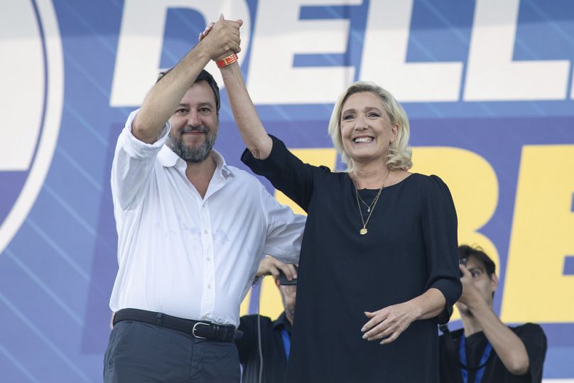 El populista y viceprimer ministro italiano Matteo Salvini sube al escenario con la líder francesa Marine Le Pen en su mitin anual del partido Lega en Pontida, en septiembre