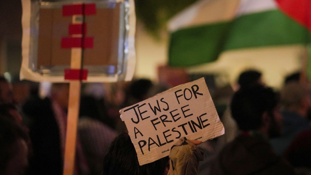 Manifestantes marcham durante um protesto pró-palestiniano, sábado, 14 de outubro de 2023, em Cincinnati.