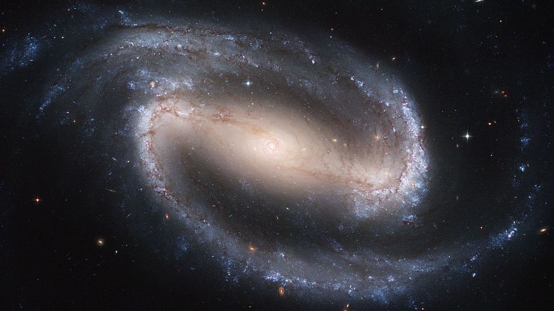 کهکشان مارپیچی میله‌ای ان‌جی‌سی ۱۳۰۰ از ساختاری شبیه کهکشان راه شیری برخوردار است