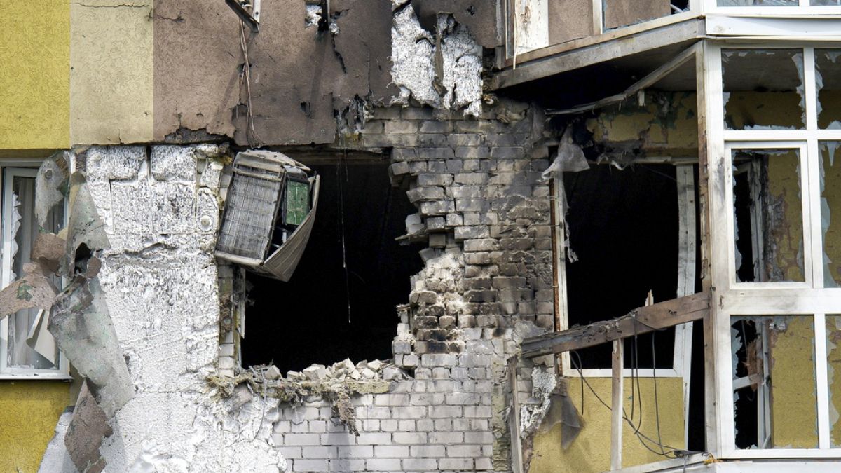 Törött ablakok és tűznyomok láthatók, miután a drón egy lakóházba csapódott az oroszországi Voronyezsben, 2023. június 9-én, pénteken.