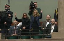 Captura de vídeo que muestra a las esposas de los políticos encarcelados en el Parlamento polaco este martes
