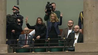 Captura de vídeo que muestra a las esposas de los políticos encarcelados en el Parlamento polaco este martes