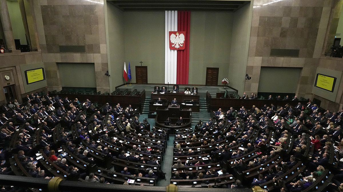 Le président conservateur polonais, Andrzej Duda, a annoncé qu'il allait lancer une procédure de grâce concernant deux ex-députés populistes