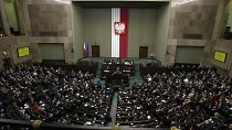 Il neoeletto primo ministro polacco, Donald Tusk, si rivolge ai legislatori durante il suo discorso al Parlamento (12 dicembre 2023)