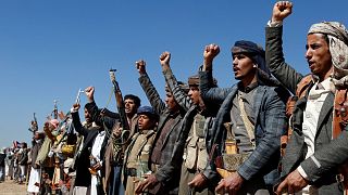 Combatientes houthis y miembros de tribus organizan una concentración contra los ataques de Estados Unidos y el Reino Unido contra instalaciones militares dirigidas por los houthis cerca de Saná, Yemen, el domingo 14 de enero de 2024. 
