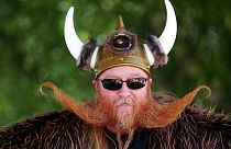 Illsuztráció: vikingjelmezt viselő férfi