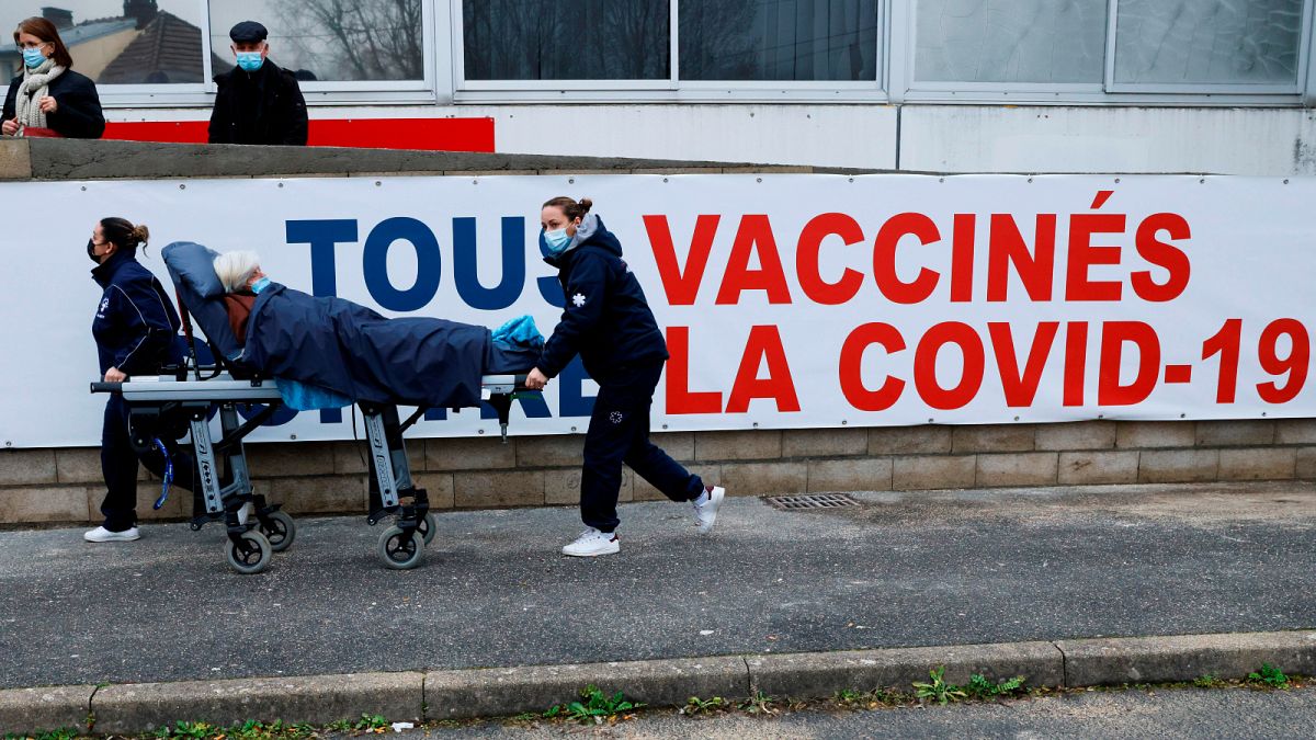 Una mujer es llevada en camilla al centro de vacunación COVID-19 del Grupo Hospitalario de Île-de-France Sur en Melun, en las afueras de París, febrero de 2021.