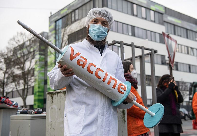 Activistas se manifiestan por la liberación de patentes de vacunas frente a la sede de BioNTech en Maguncia, Alemania, 13 de diciembre de 2021.