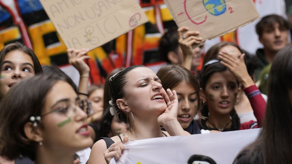 Persone manifestano durante una manifestazione del movimento per la protezione del clima I venerdì del futuro, a Milano, Italia, venerdì 6 ottobre 2023.