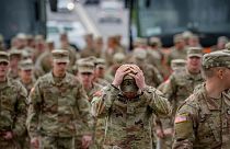 Des militaires américains arrivent pour une cérémonie de transfert d'autorité de la 101e division aéroportée à la 10e division de montagne à Bucarest, en Roumanie, le 5 avril 2023.