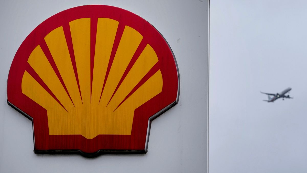 Акционерите на Shell подкрепят призива към фирмата за изкопаеми горива да съгласува целите за емисии с Парижкото споразумение