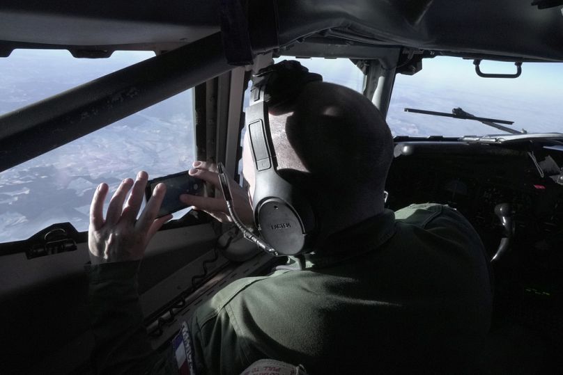 Ein Besatzungsmitglied schießt ein Erinnerungsfoto aus dem Cockpit eines französischen AWACS-Überwachungsflugzeugs.