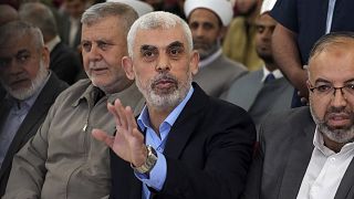 Yahya Sinwar, jefe de Hamás en Gaza, saluda a sus partidarios a su llegada a una reunión en una sala situada junto al mar en la ciudad de Gaza, el 30 de abril de 2022.