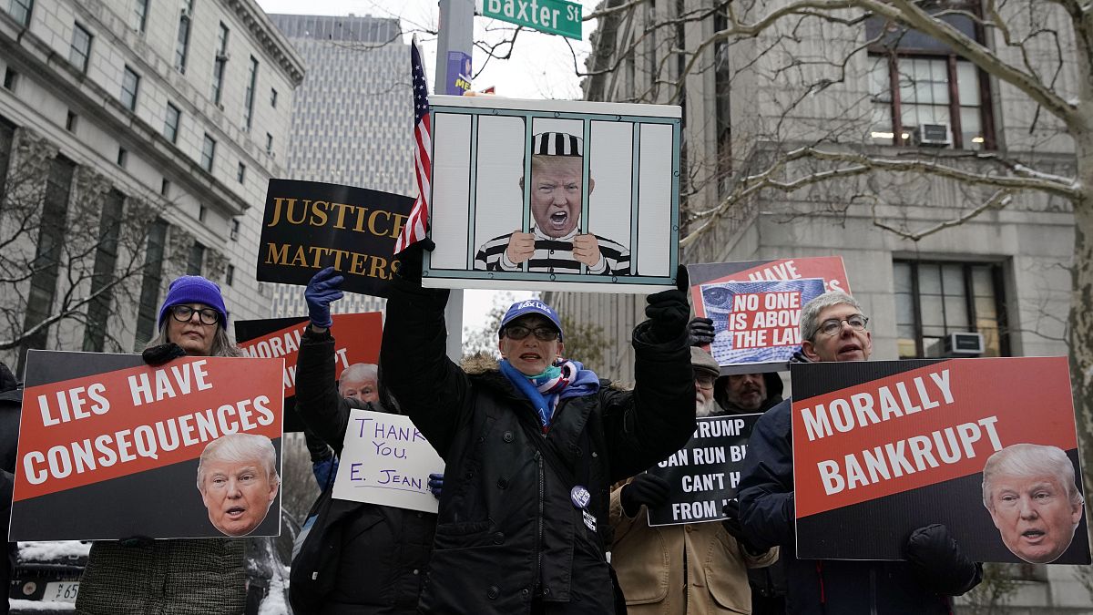 Акция протеста против Трампа здания суда в Нью-Йорке