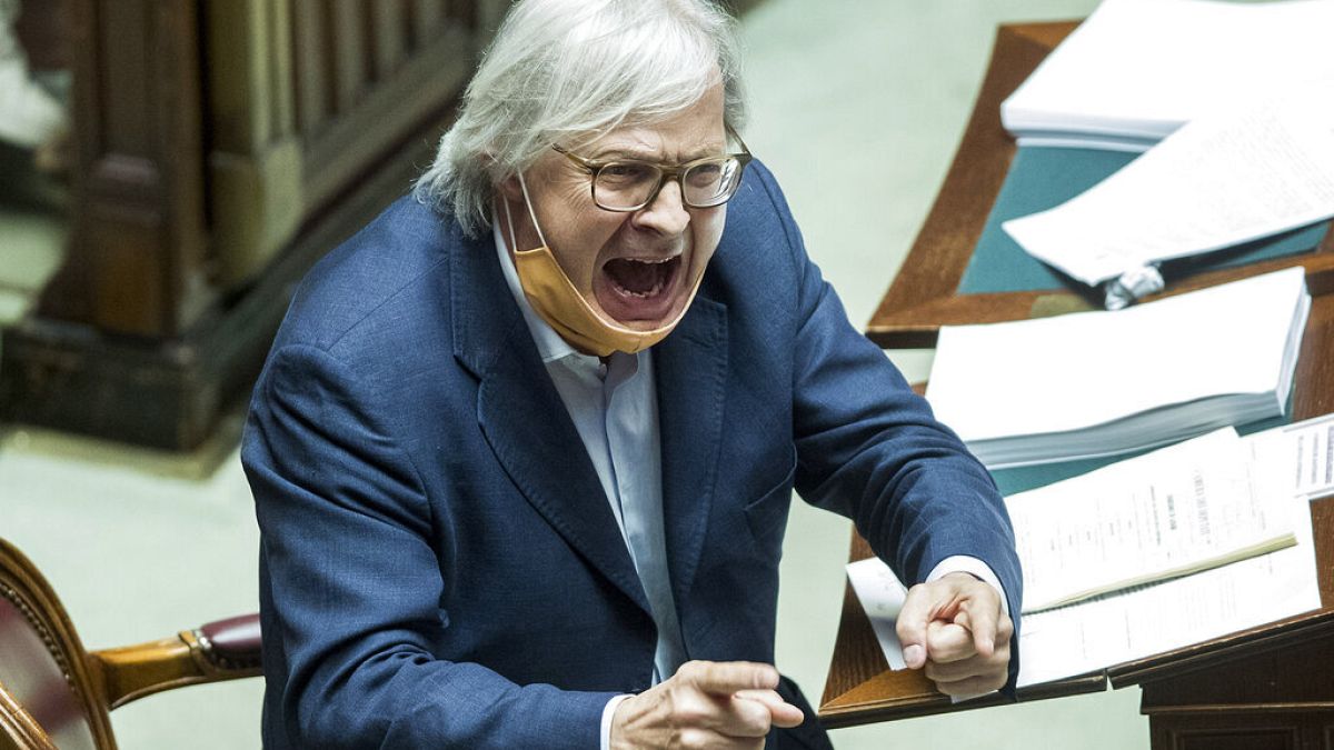 Vittorio Sgarbi se dispute avec d'autres législateurs lors d'un débat sur la justice au Parlement italien en 2020. Il a ensuite été transporté hors de la Chambre des députés.