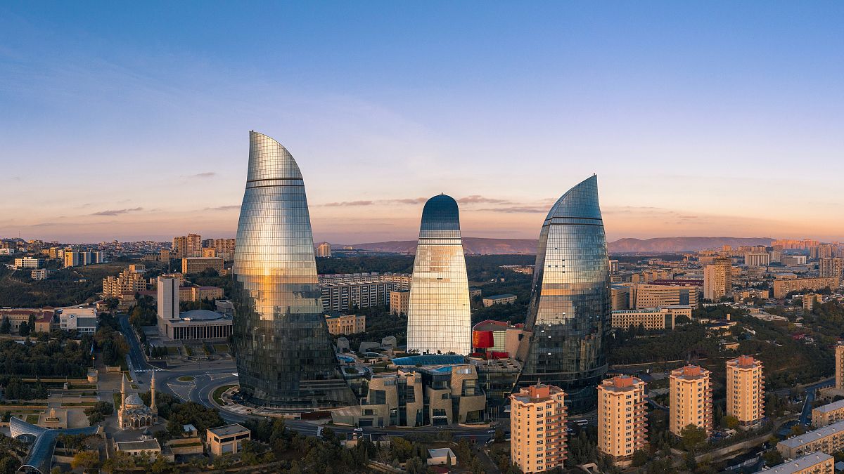 Azerbaiyán depende en gran medida de los combustibles fósiles y es la región productora de petróleo más antigua del mundo.