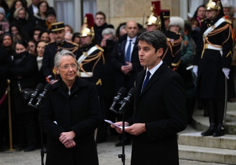 Élisabeth Borne, leköszönt, és Gabriel Attal, újonnan kinevezett francia miniszterelnök a Matignon-palota előtt, 2024. január 9-én