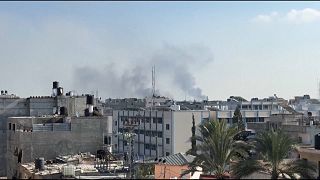  أعمدة كبيرة من الدخان تتصاعد في سماء خان يونس جنوب قطاع غزة، الثلاثاء 16 يناير 2024