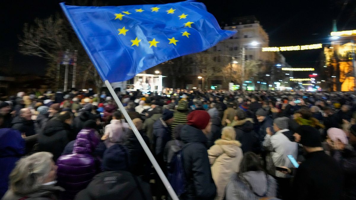 Поддръжници на сръбската опозиция се завръщат на улицата, като твърдят, че са измами на изборите от миналия месец