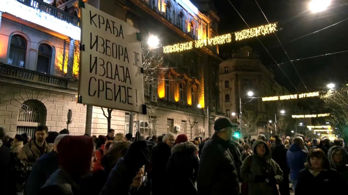 Tüntetők a keddi belgrádi demonstráción 