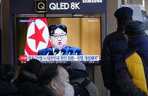 Una pantalla de televisión muestra una imagen del líder norcoreano Kim Jong-un durante un programa de noticias en la estación de tren de Seúl, Corea del Sur.