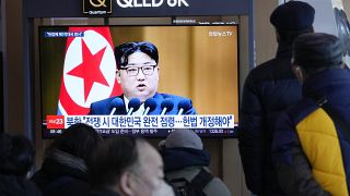 Una pantalla de televisión muestra una imagen del líder norcoreano Kim Jong-un durante un programa de noticias en la estación de tren de Seúl, Corea del Sur.