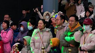 Una multitud en un centro comercial en Beijing el 30 de diciembre de 2023.