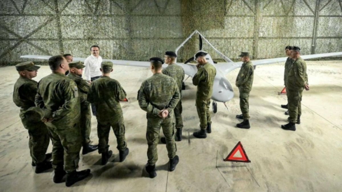 Koszovói katonák egy török Bayraktar drónnal