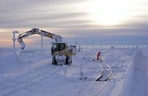 Trabajadores ferroviarios retiran nieve de las vías de tren cerca de Schierke, en Alemania, este miércoles