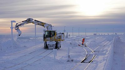 Trabajadores ferroviarios retiran nieve de las vías de tren cerca de Schierke, en Alemania, este miércoles