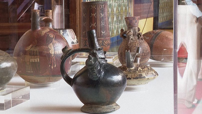 Verschiedene Keramikstücke aus der Lambayeque- und der Nazca-Kultur