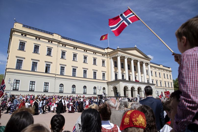 Escolares desfilan frente al Palacio Real durante un desfile en Oslo, Noruega, para celebrar el Día de la Constitución Noruega el 17 de mayo de 2019.