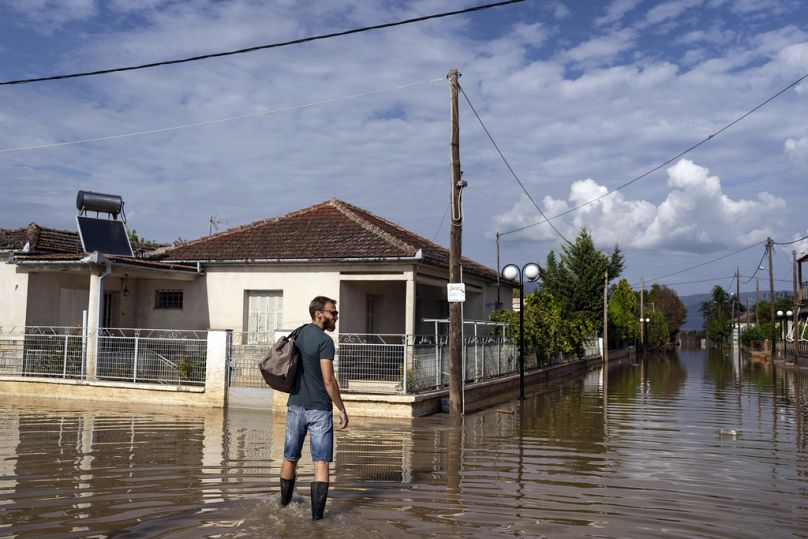 ARCHIVO - El mal tiempo dejó inundaciones generalizadas en el centro de Grecia, viernes 29 de septiembre de 2023