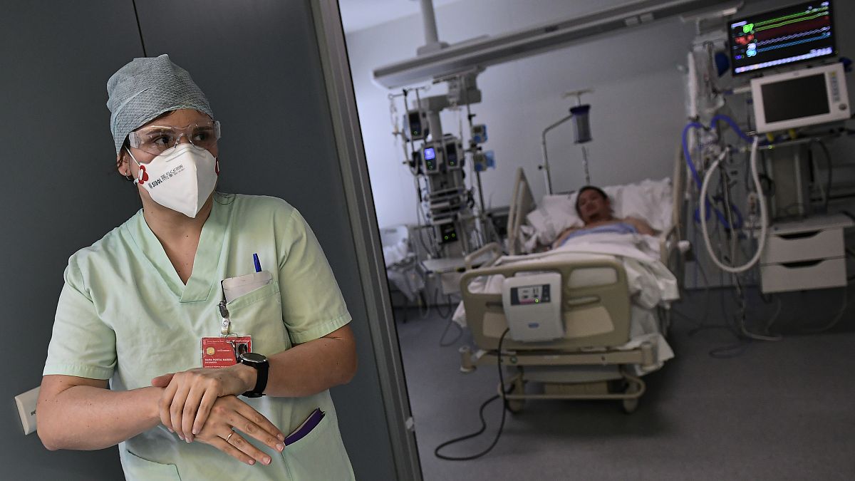 Un miembro del personal médico se prepara para atender a un paciente con COVID-19 en el Hospital Universitario, en Pamplona, norte de España, el 10 de febrero de 2022.