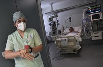 Un miembro del personal médico se prepara para atender a un paciente con COVID-19 en el Hospital Universitario, en Pamplona, norte de España, el 10 de febrero de 2022.