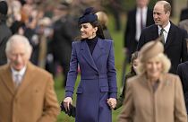 Кейт, принцесса Уэльская, Уильям, принц Уэльский,  вслед за королем Карлом III и королевой Камиллой прибывают на рождественскую службу, 25 декабря 2023
