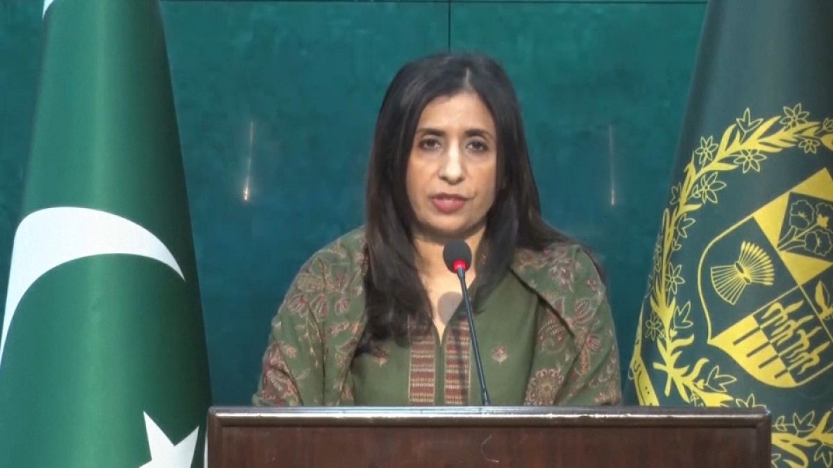 Captura de vídeo: Mumtaz Zahra Baloch, portavoz del Ministerio de Asuntos Exteriores de Pakistán, anunció la retirada de su embajador en Irán