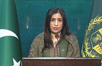 Captura de vídeo: Mumtaz Zahra Baloch, portavoz del Ministerio de Asuntos Exteriores de Pakistán, anunció la retirada de su embajador en Irán
