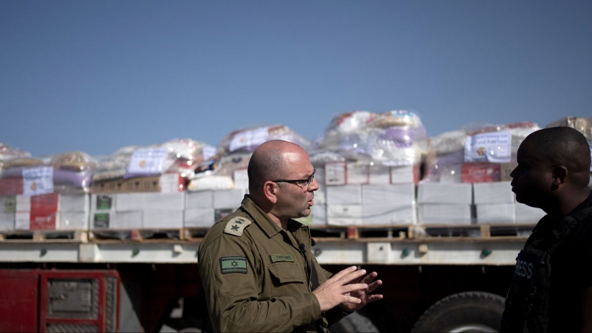 شاحنات محملة بالمساعدات الإنسانية متجهة إلى قطاع غزة عند معبر كرم أبو سالم
