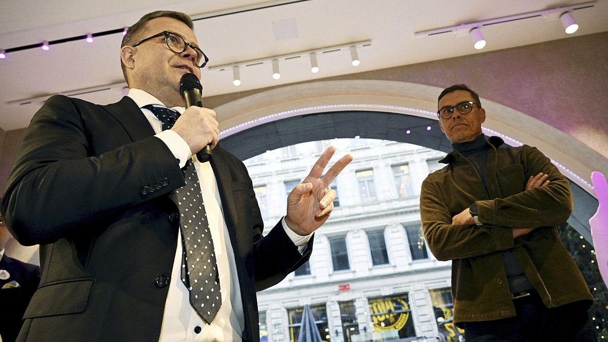 Primeiro-ministro Petteri Orpo com o candidato do partido do governo, Alexander Stubb