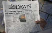 Un journal du matin couvrant l'attaque de l'Iran, dans un kiosque à Islamabad, Pakistan, jeudi 18 janvier 2024.