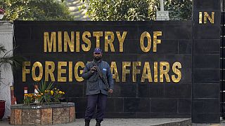 Un agente de policía monta guardia en la puerta de entrada principal del Ministerio de Asuntos Exteriores de Pakistán, en Islamabad, el jueves 18 de enero de 2024.