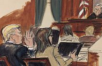 Duruşma çiziminde solda oturan Donald Trump, savunma avukatı Alina Habba ile birlikte Federal Mahkeme'de Yargıç Lewis Kaplan tarafından uyarılırken