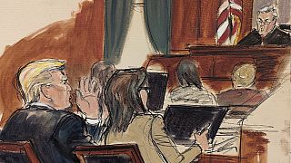 Duruşma çiziminde solda oturan Donald Trump, savunma avukatı Alina Habba ile birlikte Federal Mahkeme'de Yargıç Lewis Kaplan tarafından uyarılırken