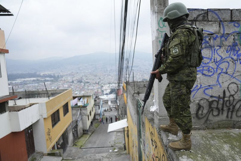 Un soldato ecuadoriano pattuglia le strade