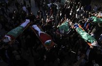 Gyászolók viszik hat palesztin férfi, Hamász-zászlóval bevont koporsóját a temetésükön a ciszjordániai Dzsenínben 2024. január 7-én