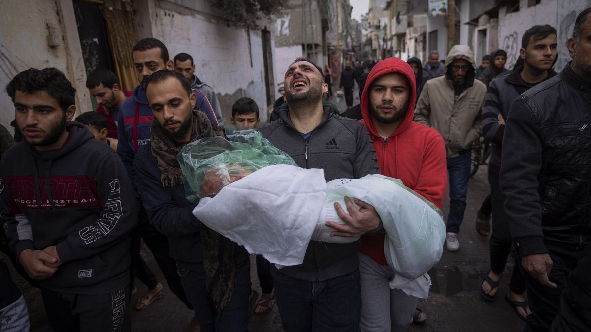 Mohammad Shouman, İsrail'in Gazze Şeridi'ne yönelik bombardımanında hayatını kaybeden kızı Masa'nın cenazesini Gazze'nin güneyindeki Refah'ta taşıyor, 17 Ocak 2024.