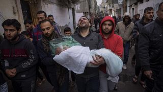 Mohammad Shouman viszi lánya, Masa holttestét, aki a Gázai övezet izraeli bombázásában halt meg, a temetésén a dél-gázai Rafahban, 2024. január 17-én.