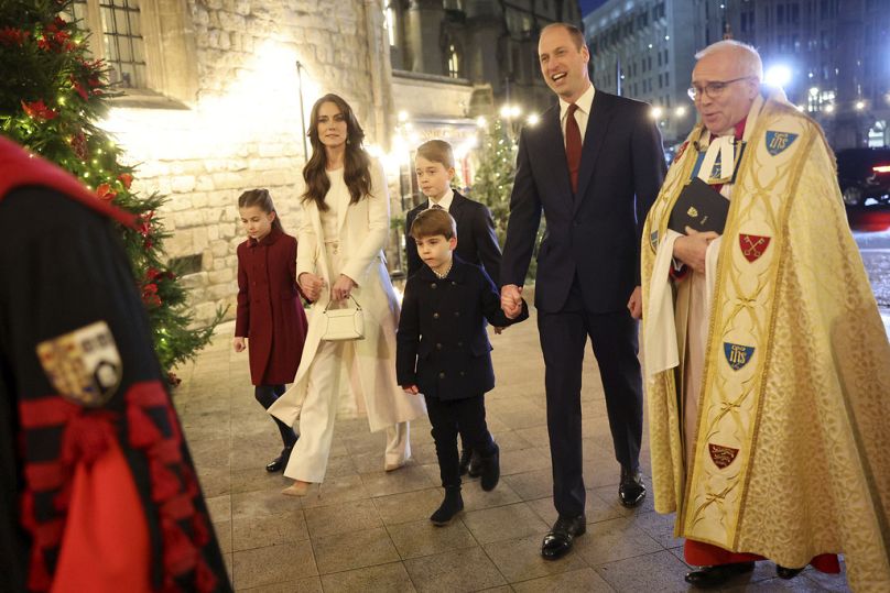 Prens William ve Prenses Kate çocukları George, Charlotte ve Louis ile Noel ayininden çıkarken