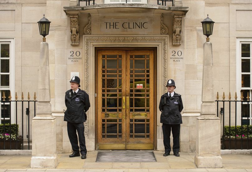 Prenses Kate'in yattığı Londra'daki özel hastanenin girişinde polis memurları bekliyor